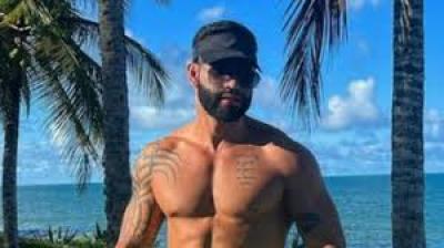 Gusttavo Lima causa e chama a atenção ao ir sem camisa a casamento de sertanejo