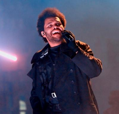 The Weeknd chega em solo brasileiro e ganha presente de fãs na porta do aeroporto