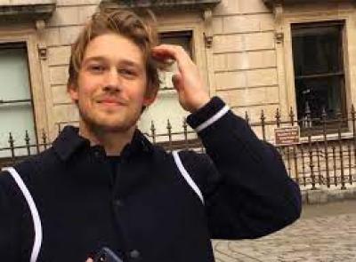 Joe Alwyn volta ao Instagram e surpreende os fãs de Taylor Swift