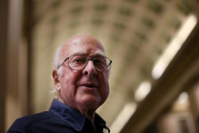 Físico Peter Higgs, ganhador do Prêmio Nobel, morre aos 94 anos