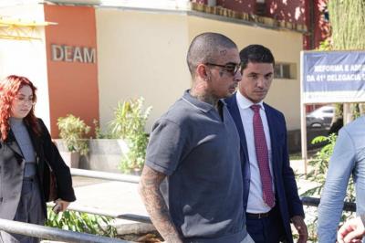 Guimê evita imprensa ao chegar à delegacia para ser ouvido sobre importunação sexual